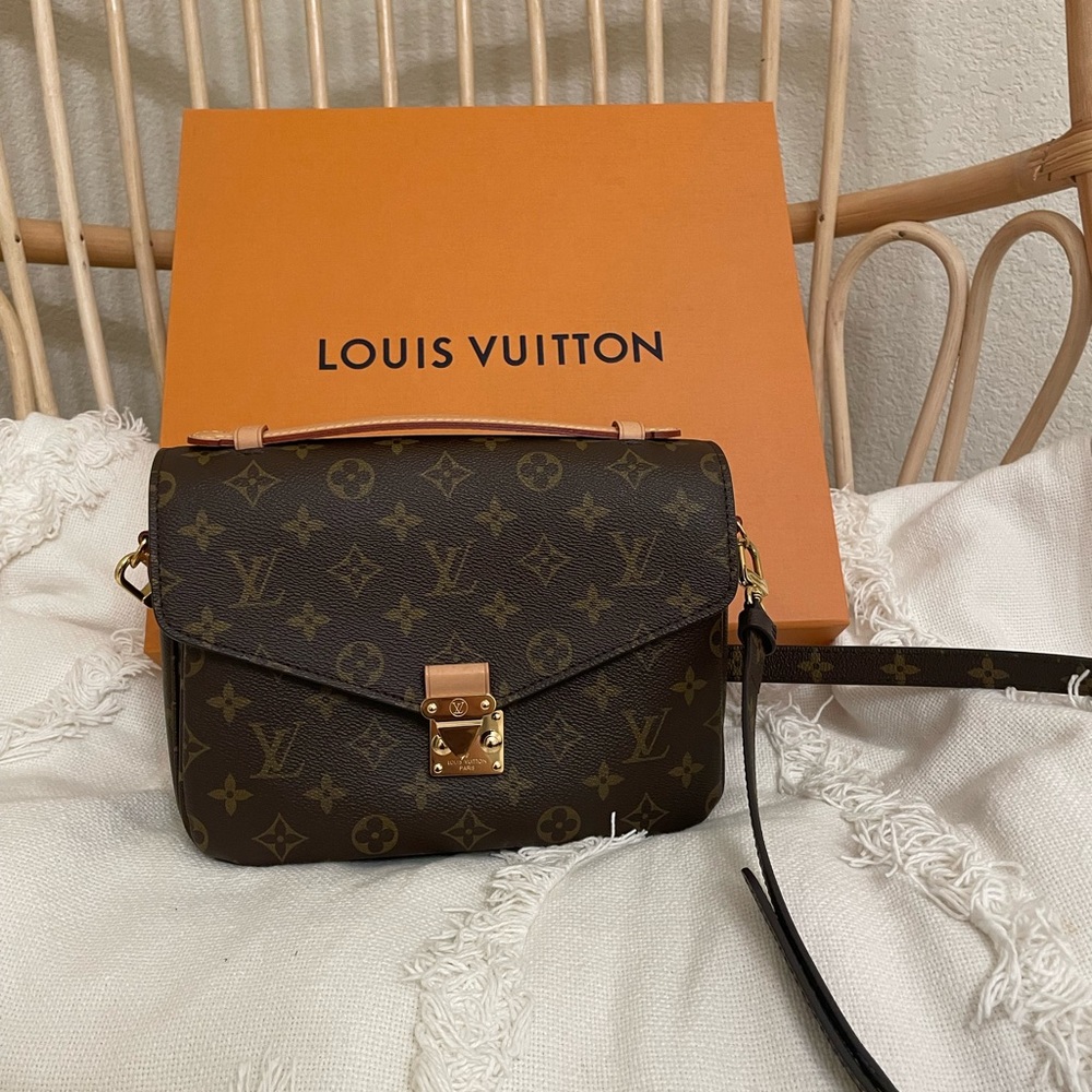 Louis Vuitton Pochette Metis in monogram